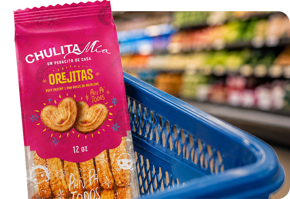 Paquete de orejitas Chulita Mía dentro de una canasta de supermercado.